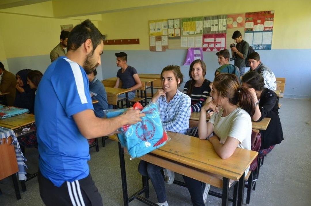 &Ouml;ğrencilere Spor Malzemesi Desteği