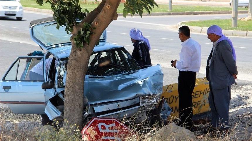 Otomobil Ağaca &Ccedil;arptı: 4 Yaralı