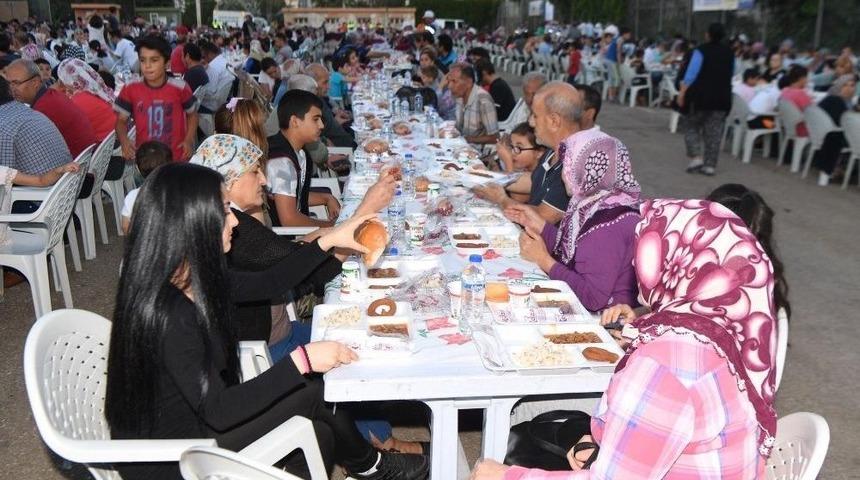 &Ccedil;ukurova&rsquo;da Her G&uuml;n Bir Mahallede İftar &Ccedil;adırı
