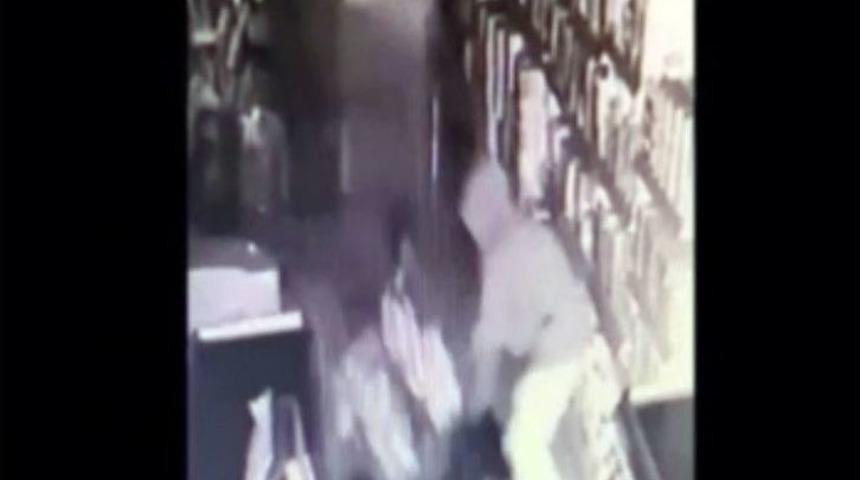 Marketin Kapılarını Tekmelediler, Ne Varsa &Ccedil;aldılar