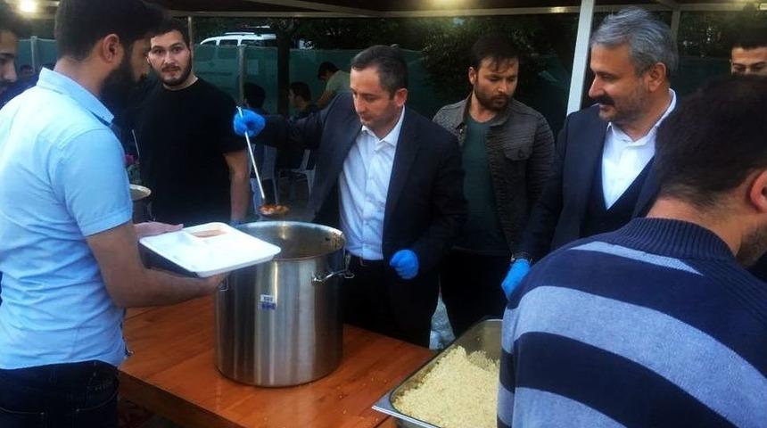 Başkan Sungur, İftarda Gen&ccedil;lerle Buluştu