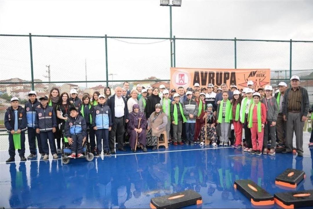 Bastonlu Teyzeler Gen&ccedil;lere Taş &Ccedil;ıkardı