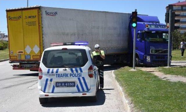 Tır, Trafik Lambasına Çarptı