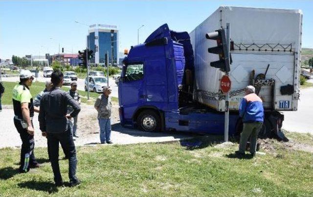 Tır, Trafik Lambasına Çarptı