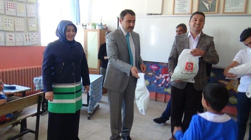 Ağrı’da 500 Öğrenciye Kıyafet Yardımı Yapıldı
