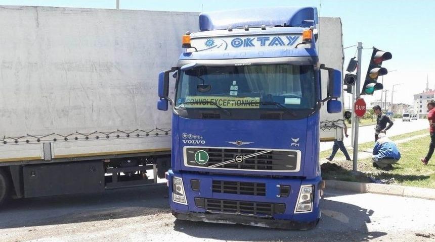 Lastiği Patlayan Tır Yolu Trafiğe Kapattı