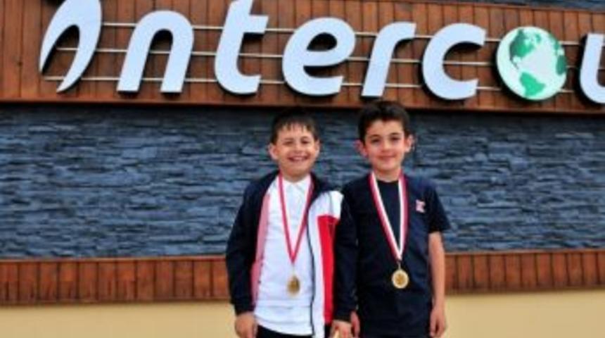 9 Yaş Altı Tenis Turnuvasında Şampiyon Oldular