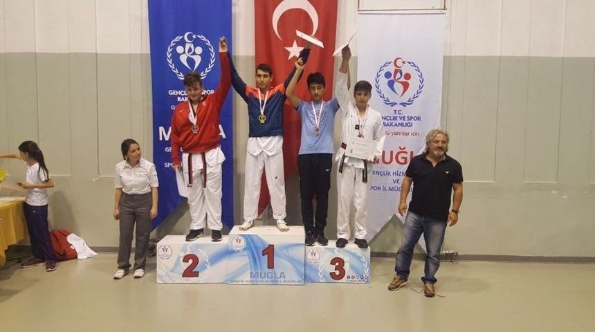 Taekwondo T&uuml;rkiye Şampiyonasında İki Derece Birden