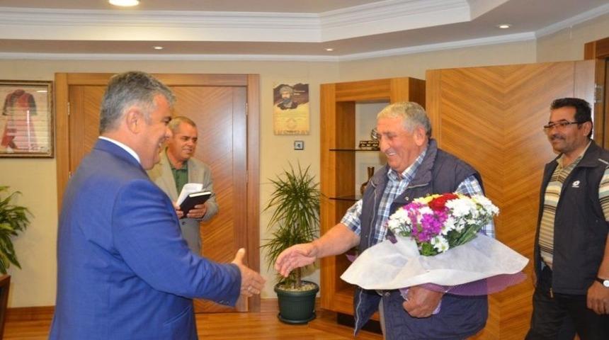 Başkan &Ouml;zg&uuml;ven&rsquo;e Muhtarlar Ve Okul M&uuml;d&uuml;rlerinden Teşekk&uuml;r Ziyareti