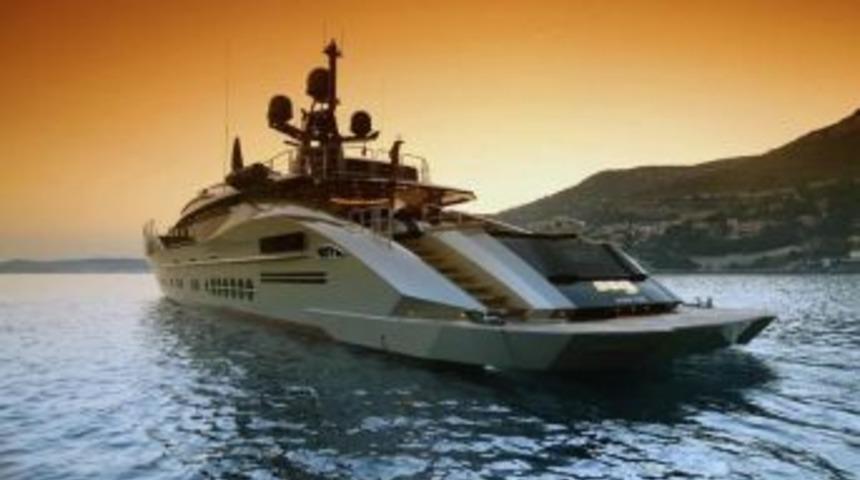 Rus Milyarder &Uuml;&ccedil;&uuml;z Yatlarından Biriyle Geldi