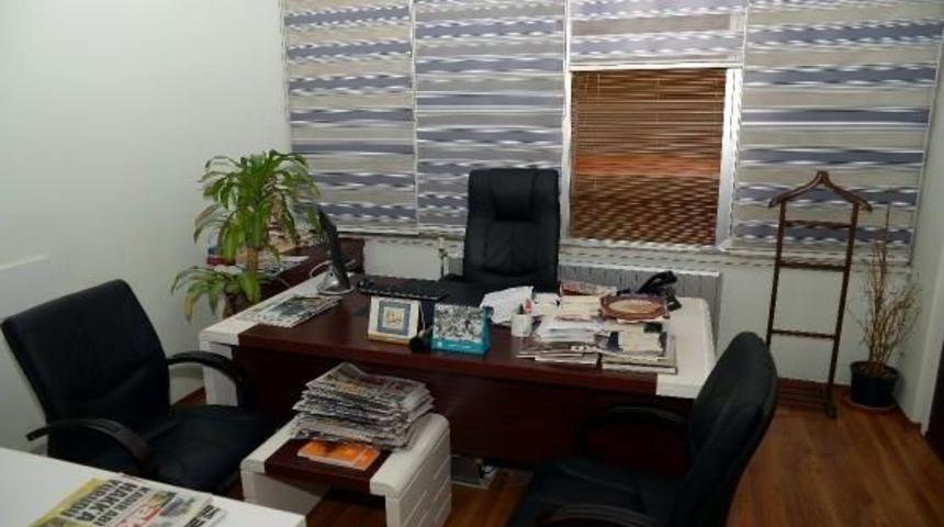 Kadir Demirel I&ccedil;in Yeni Akit Gazetesi &Ouml;n&uuml;nde T&ouml;ren