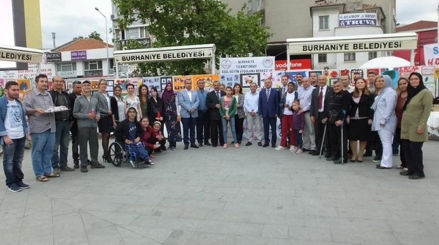 Burhaniye&rsquo;de &Ouml;zel &Ouml;ğrencileri Yılsonu Sergisi İlgi G&ouml;rd&uuml;