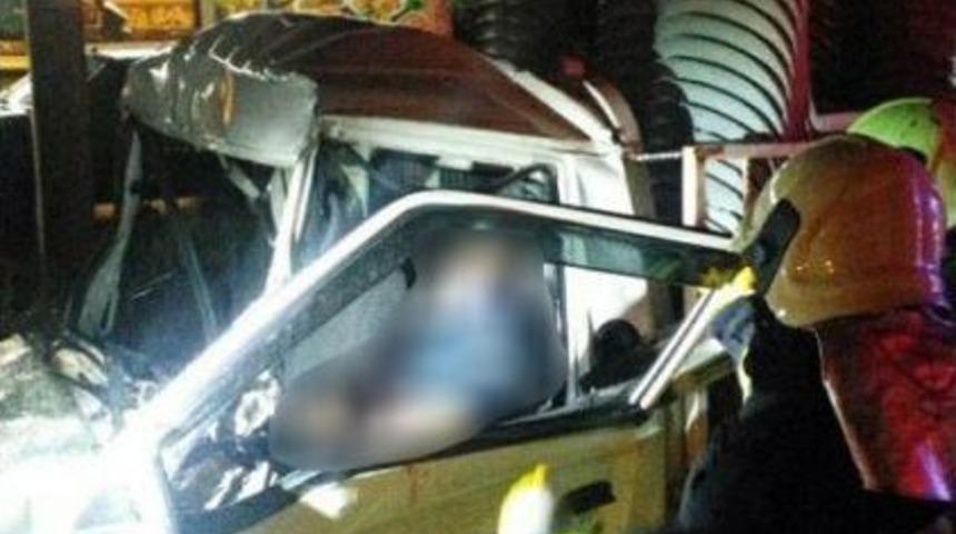 Park Halindeki Tıra Arkadan &Ccedil;arpan S&uuml;r&uuml;c&uuml; Hayatını Kaybetti