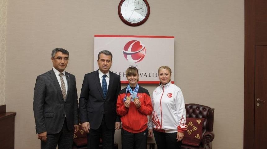 Milli Sporcu Karakuyulu, Vali &Ccedil;elik&rsquo;i Ziyaret Etti