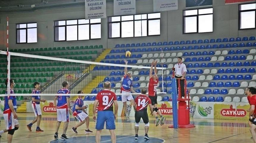 Rize&rsquo;de Kurumlararası Voleybol Turnuvasının Galibi Hem Kadınlarda Hem Erkeklerde Milli Eğitim İl M&uuml;d&uuml;rl&uuml;ğ&uuml; Oldu