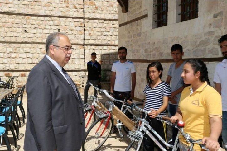 Başkan Kutlu Başarılı Öğrencileri Bisikletle Ödüllendirdi