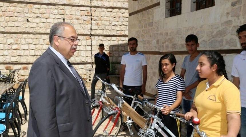Başkan Kutlu Başarılı &Ouml;ğrencileri Bisikletle &Ouml;d&uuml;llendirdi