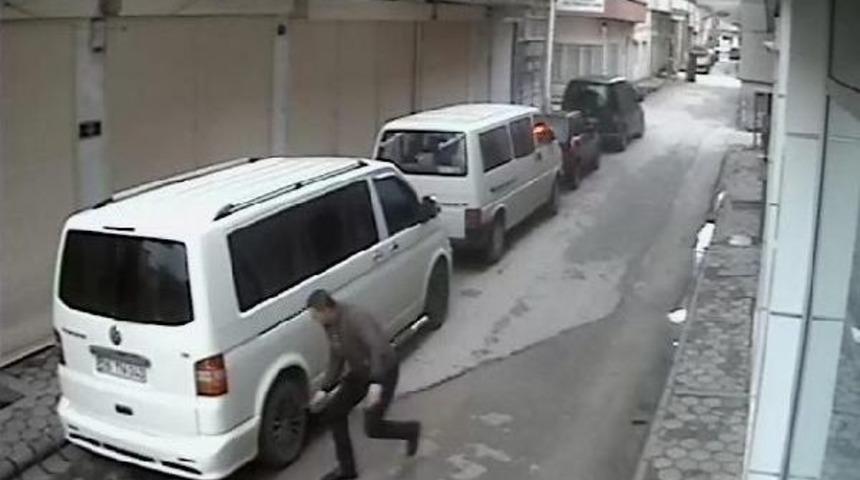 Eskişehir'de Park Halindeki Ara&ccedil;ların Lastikleri Kesildi (2)