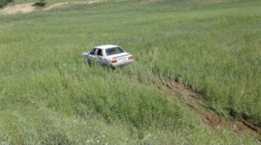 Otomobil Tarlaya U&ccedil;tu: 4 Yaralı