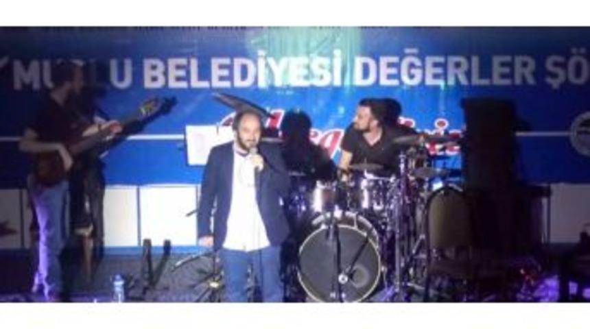 Sahnedeyken Arabası Anons Edilince Salondakileri G&uuml;ld&uuml;rd&uuml;