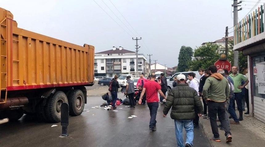 Kamyonla Motosiklet &Ccedil;arpıştı 3 Kişi Yaralı