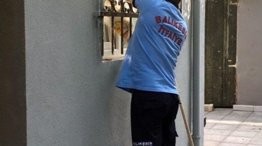 Cama Sıkışan Kediyi İtfaiye Kurtardı