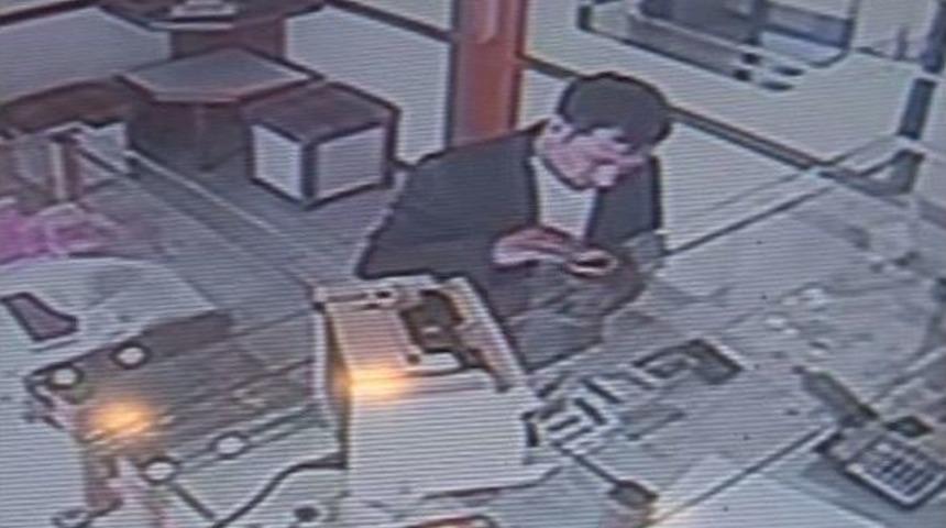 Kuyumcudan 11 Bin Tl&rsquo;lik Altın &Ccedil;alan Hırsızı Berber Yakaladı