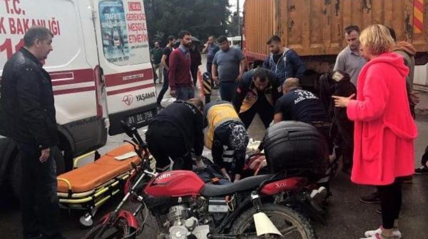D&uuml;zce'de Motosiklet Kamyona &Ccedil;arptı: 3 Yaralı