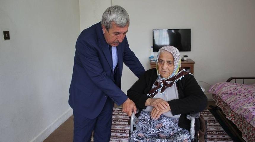 Başkan Şahiner&rsquo;den Tekerlekli Sandalye Yardımı