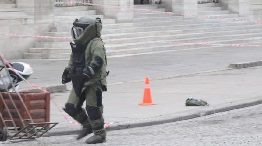 Çanta Fünye Ile Patlatıldı, Onlar Tavla Oynamaya Devam Etti