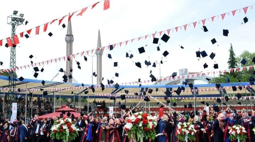 Om&uuml; İlahiyat Fak&uuml;ltesinde Mezuniyet Coşkusu