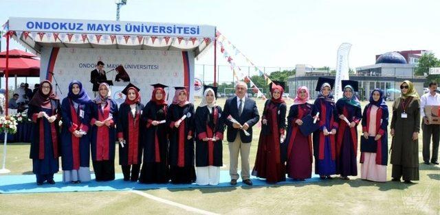 Omü İlahiyat Fakültesinde Mezuniyet Coşkusu