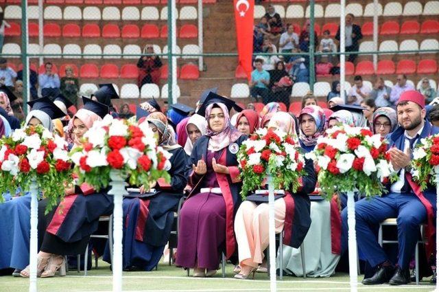 Omü İlahiyat Fakültesinde Mezuniyet Coşkusu