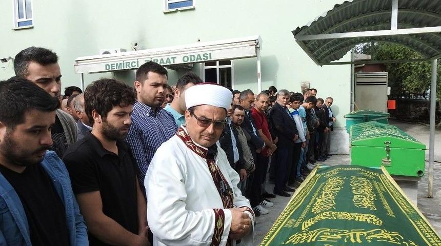 İzmir&rsquo;deki Feci Kazada Hayatını Kaybedenler Son Yolculuklarına Uğurlandı