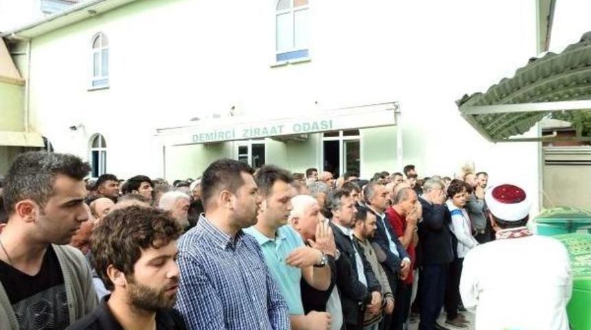 Otomobil Yol Kenarında Duran Kamyona &Ccedil;arptı: 3 &Ouml;l&uuml;, 1 Yaralı (3)