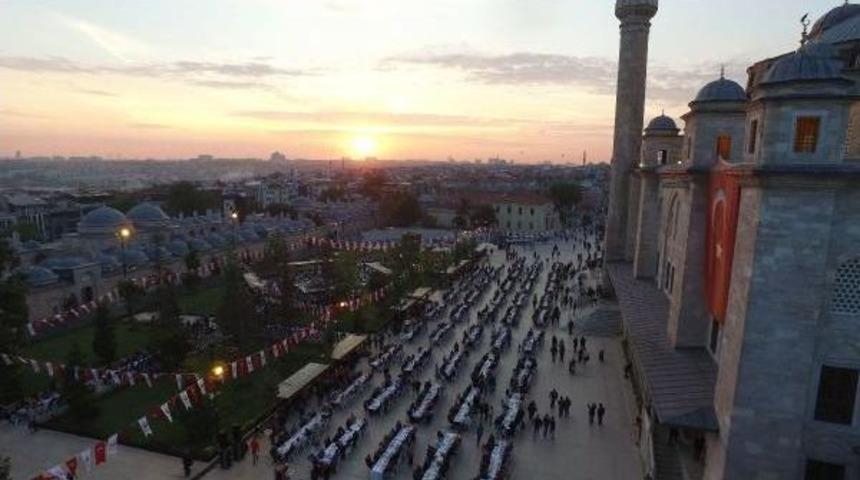 15 Bin Kişi Fatih Caminin Avlusunda Iftar I&ccedil;in Buluştu