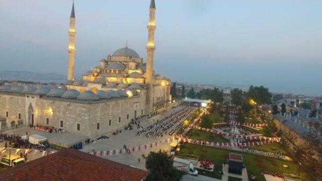 15 Bin Kişi Fatih Caminin Avlusunda Iftar Için Buluştu