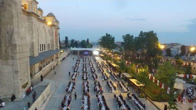 15 Bin Kişi Fatih Caminin Avlusunda Iftar Için Buluştu