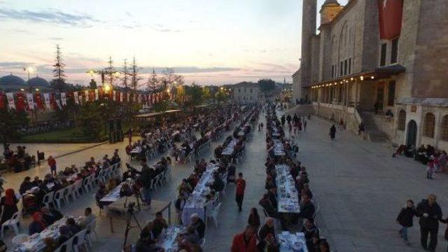 15 Bin Kişi Fatih Caminin Avlusunda Iftar Için Buluştu