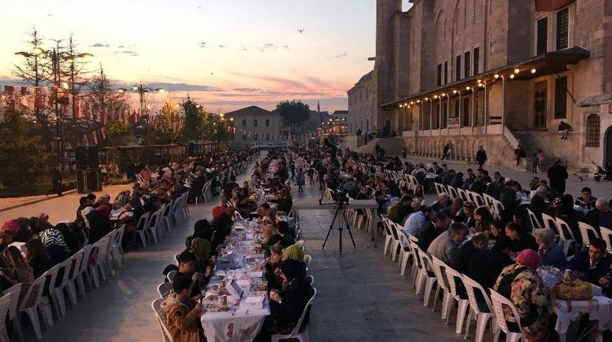 Binlerce Vatandaş Fatih Camii Avlusunda İftar Yaptı