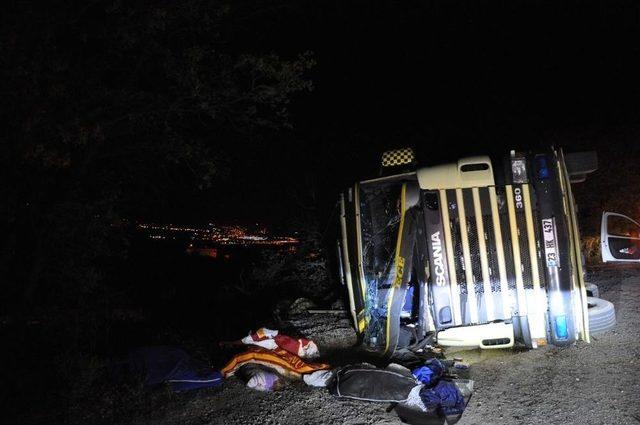 Tunceli’de Trafik Kazası: 5 Kişi Yaralandı, 50 Hayvan Telef Oldu