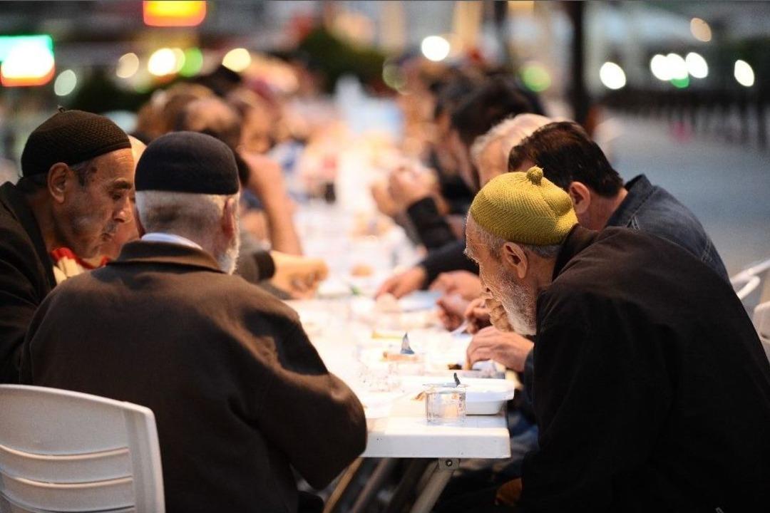 Ramazan&rsquo;ın Bereketi Emir Sultan&rsquo;da Yaşanıyor