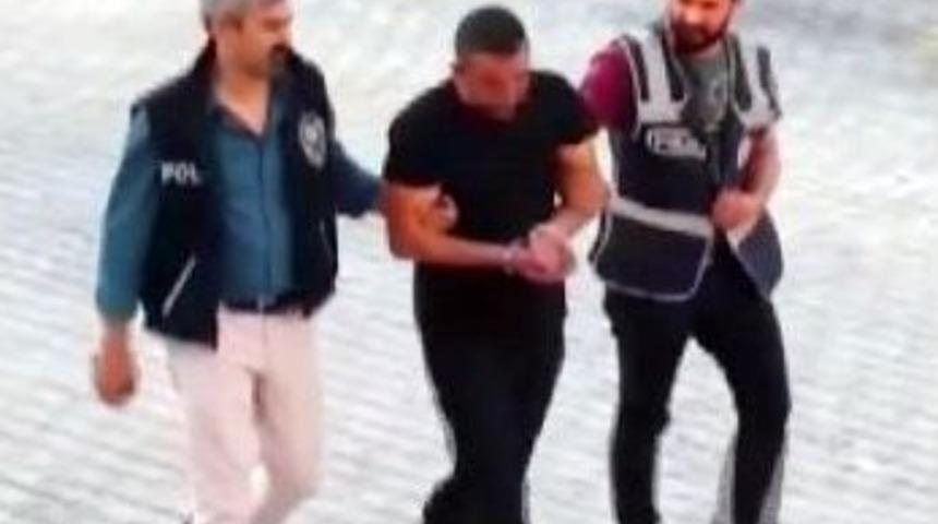 Kız &Ouml;ğrencileri Bı&ccedil;akla Kovalayan Kantinciden Tepki &Ccedil;eken Paylaşım