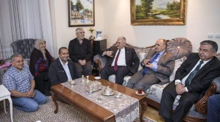 Başbakan Yıldırım'dan Teravih Namazı Sonrası Ev Ziyareti