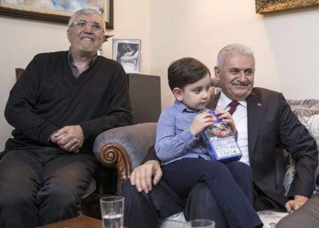 Başbakan Yıldırım'dan Teravih Namazı Sonrası Ev Ziyareti