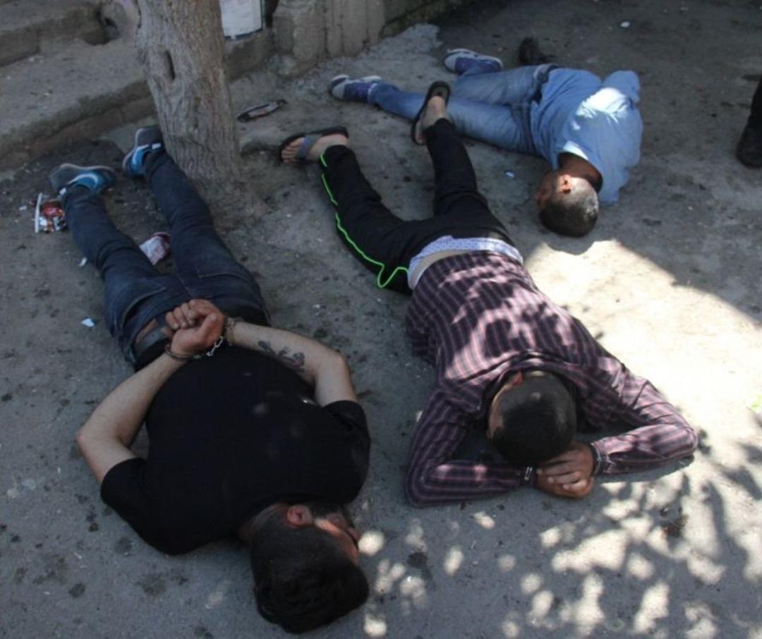 Polis &Ouml;nce Zanlıları, Sonra Silahları Dizdi