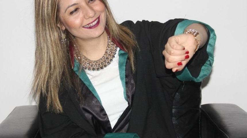 Babasının Trafik Cezasını İptal Ettiren Avukat Kadın, İnternet Dolandırıcısını Da Hapse Mahkum Ettirdi