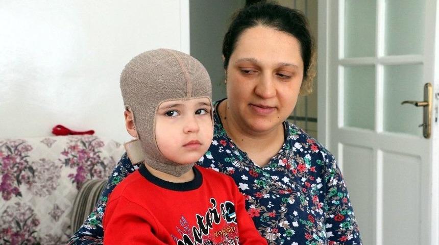 (&ouml;zel Haber) &Uuml;zerine Kaynar Yemek D&ouml;k&uuml;len Minik Miray&rsquo;ın Yardım &Ccedil;ığlığı