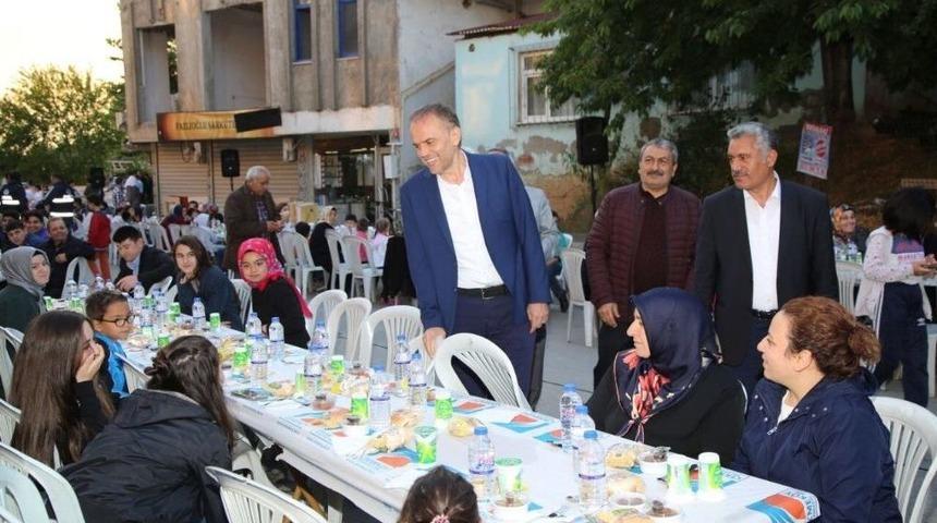 &Ccedil;ekmek&ouml;y&rsquo;de Geleneksel Sokak İftarları Başladı