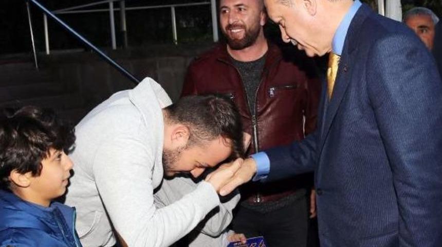 Cumhurbaşkanı Erdoğan, Şehit Ailesiyle Iftar Yaptı